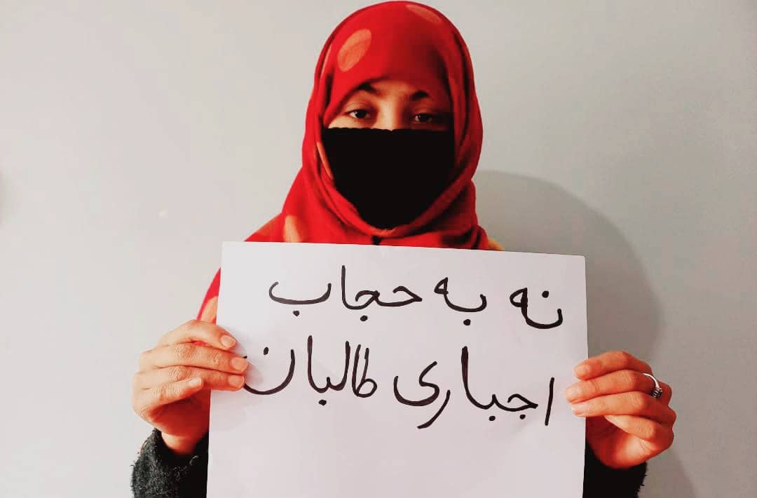 شال سرخ در اعتراض به برقع و نقاب سیاه