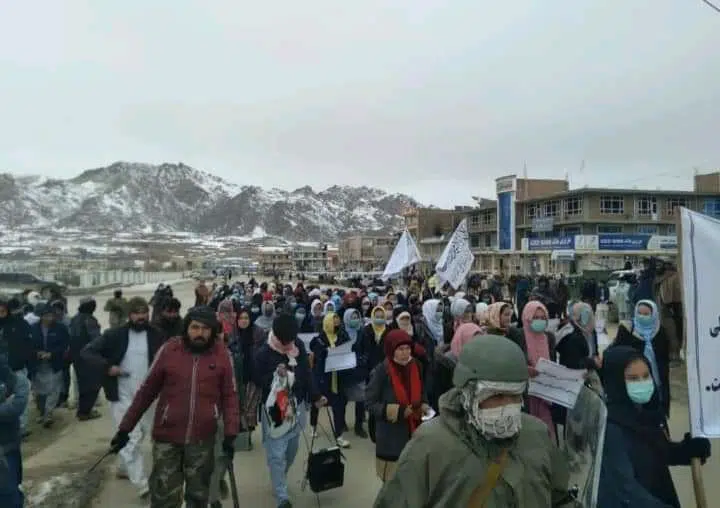 راهپیمایی زنان دایکندی با شعارهای دو سویه  برهم خورد.