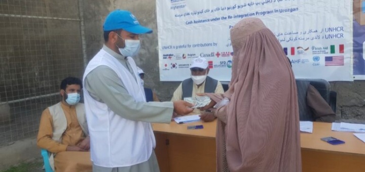 اروزګان کې پر سلګونه کورنيو د نغدي مرستو ویش پیل شو