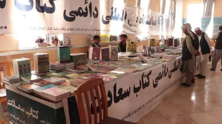 گشایش نمایشگاه مشترک صنایع دستی زنان و کتاب در مزارشریف