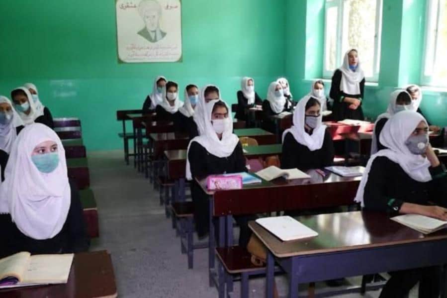 دختران دانش‌آموز در هرات:”بجای تایم درسی مکتب، خیاطی می‌آموزیم”