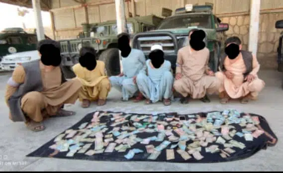 گروه طالبان از بازداشت یک گروه سارقین در بلخ خبر میدهند