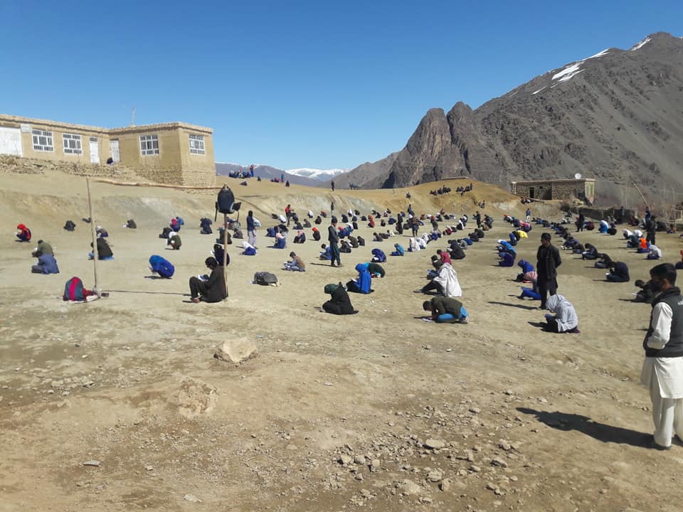 بیش از ۴۰۰ تن از دختران و پسران در یک مسابقه‌ی کتاب‌خوانی در دو ولسوالی‌ ولایت دایکندی باهم رقابت کردند