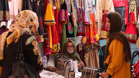 زنان تجارت پیشه افغان در مجادله برنگشتن به وضعیت ۲۰ سال قبل