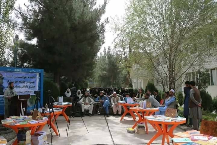 نمایشگاه یک روزه کتاب از سوی دانشجویان روزنامه‌نگاری در بدخشان
