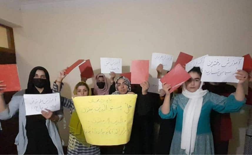 Protesting girls against the Taliban: Education of girls is not only permissible, but also our right