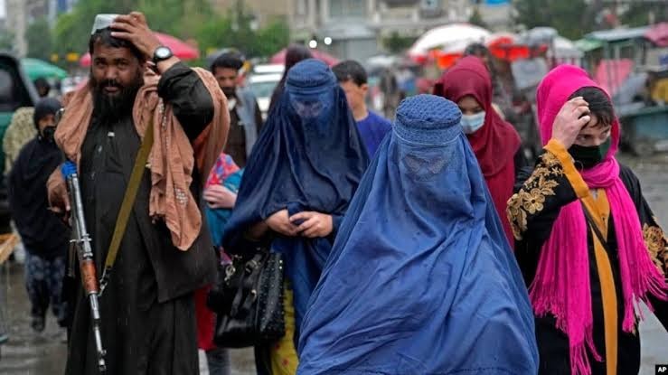 افزایش محدودیت‌ها در برابر زنان؛ راننده‌گان در برخی از قسمت‌های شهر هرات اجازه‌ی سوار کردن دختران بدون چادری را ندارند