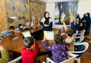 برگزاری جلسه‌های کتاب خوانی توسط دختران دانش‌جو بعد از اجازه نیافتن آنان به دانشگاه در هرات