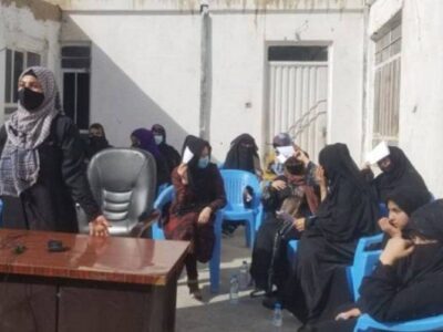 زنان معترض در بلخ خواهان لغو ممنوعیت حق کار وتحصیل زنان شدند