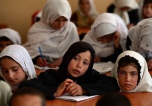 بیش از یک سال خانه نشینی و ادامه یافتن محدودیت‌ها در برابر حق تحصیل دختران در افغانستان