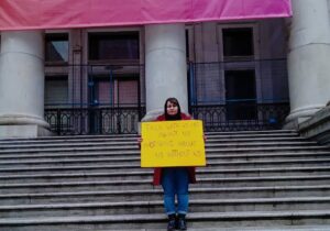 ترنم سیدی در یک اعتراض تکی در کانادا: «با ما صحبت کنید نه در مورد ما»