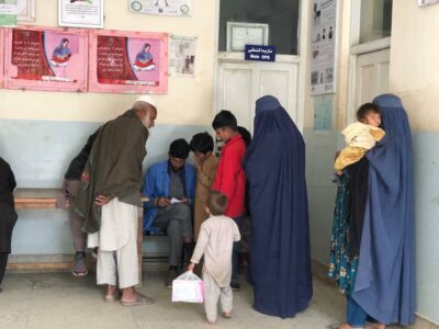 ننګرهار کې د غیر مسلکی ډاکترانو او نا راجستر شویو روغتیایی مرکزونو له زیاتوالی د خلکو اندیښنې د ننګرهار په مرکز او یو شمیر ولسوالیو کې غیر مسلکی ډاکترانو او دغه راز د نا راجستر شویو روغتیایی مرکزونو او درملتونونو فعالیت د خلکو اندیښنې راپارولی دی. د دغه ولایت د شینوارو ولسوالۍ اوسیدونکی الفت وایې، چې د عامې روغتیا ریاست د نه څار له امله په جلال اباد ښار او لرې پرتو سیمو کې غیر مسلکی کسانو ته هم د ډاکټر کېدو زمینه برابره شوې ده.  نوموړی زیاتوی په ځینو سیمو کې زیاتره ډاکتران مسلکی نه دی او د مسلکی ډاکټرانو د فعالیتونو مخه یې ډب کړې ده. الفت زیاته کړه:«دلته داسې درملتونونه شته چې جوازونه نه لری او ځینې داسې کسان هم شته چې له له دوه کلن نرسنګ، یا طبی ټکنالوژۍ فارغ وی، خو دلته بیا د هر ډول مرض تشخیص کوی او ځینې داسې بې کیفته درمل ناروغ ته ورکوی د لنډ مهال لپاره ناروغ ښه کړی؛ خو وروسته ورته نورې ناروغۍ پیدا کوی نو له روغتیایی مسولینو غواړو چې د دې کار مخنیوی وکړی.»  ځینې نور بیا له روغتیایی چارواکو غوښتنه کوی، چې په ښار او ولسوالیو کې دې په درملتونونو او شخصی روغتیایی مرکزونو څار ډیر کړی څو د بې کیفیته درملو د پیر او پلور مخنیوی وشی. د جلال اباد ښار اوسیدونکی ګل محمد وایې، د درملو بیې د پخوا په پرتله څو چنده لوړې شوی چې بیوزله ناروغان یې د اخیستو توان هم نه لری. ګل محمد زیاتوی:«که په ښار کې وی او یا کلی کې وی دا تاریخ تیرې درمل خرڅول کیږی، غوښتنه کوو د دې تاریخ تیرې درملو مخینوی وکړی ځکه خلکو ته یې د ګټې پر ځای توان ډیر دی.»  بلخوا د ننګرهار روغتیایی چارواکی هم منی چې د دغه ولایت په ځینو سیمو کې غیر مسلکی ډاکتران او له جواز پرته درمل پلورنځی فعالیت کوی. د دغه ولایت د عامې روغتیا رئیس ډاکتر محمد رحیم قلندرزی وویل، د یادې ستونزې د حل لپاره یې یو ځانګړی کمیسیون فعالیت کوی چې په ښار او ولسوالیو کې یې په زیات شمیر هغه روغتیایی مرکزونه تړلی چې جوازونه یې نه درلودل او فعالیت یې غیر قانونی و. قلندرزی زیاتوی:« د عامې روغتیا ریاست د برسۍ ټیم هره ورځ هغه روغتیایی مرکزونه او درملتونونه چې جواز نه لری، هغه مهر لاک کیږی او هغه کسان چې نرسنګ یې ویلی وی او هلته یې دوا خانه خلاص کړې وی نو مونږ د خلکو روغتیایی ستونزو دحل په موخه هغوی ته د کار اجازه ورکوو.» که څه هم د روغتیایی چارواکی وایې، چې خپل خدمات یې د ننګرهار ټولو ولسوالیو ته غځولی، خو لا هم په ځینو لرې پرتو سیمو کې خلک شکایت کوی چې له روغتیایی خدماتو بې برخې او ډیر کله ناروغان خپل ژوند له لاسه ورکوی.