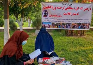په ننګرهار کې یو ځوان ګرځنده کتابتون جوړ کړى