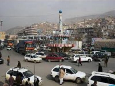 کشته شدن یک زوج در بغلان، یک زن در قندز و قتل بی‌رحمانهٔ یک کودک در ولایت فراه  خبرگزاری زنان افغانستان: یک زوج در ولایت بغلان از سوی افراد ناشناس در منزل‌شان مورد لت‌و‌کوب قرار گرفته و جان باختند.   چهار نفر به ظن قتل این زن و شوهر از سوی نیروهای امنیتی طالبان بازداشت شده است، طالبان تا اکنون در مورد انگیزهٔ این قتل چیزی نگفته است. اما منبعی انگیزهٔ این حادثه را خصومت و دشمنی شخصی بیان داشته است.  این زن و شوهر که هر یک به ترتیب ۳۰ و ۳۵ سال سن داشتند سه‌شنبه، ۲۷ سرطان، در اثر لت‌و‌کوب جان باختند.  همچنان پولیس طالبان در ولایت قندوز از قتل مرموز یک زن در ولسوالی علی‌آباد این ولایت خبر می‌دهد.   در حالی این زوج در ولایت بغلان به قتل می‌رسند که چندی قبل یک مرد نیز در این ولایت تیر باران شده بود، همزمان با  این قتل، در ولایت فراه نیز یک کودک ۱۳ ساله دوشنبه، پس از مفقود شدن، حلق آویز شده و پس از آن به آتش کشیده شده بود که جسد سوخته اش سه‌شنبه، ۲۷ سرطان، در این ولایت پیدا شد.
