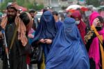 زنان در هرات: “بدون ماسک و چادر نمی‌توانیم سوار تاکسی و یا ریکشا شویم”