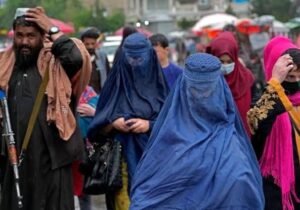 زنان در هرات: “بدون ماسک و چادر نمی‌توانیم سوار تاکسی و یا ریکشا شویم”