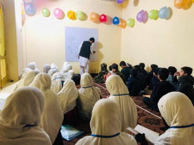 ننګرهار کې یو ځوان لسګونه ماشومانو ته په وړیا ډول د زده کړو زمینه برابره کړې