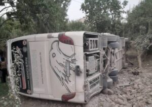 در یک رویداد ترافیکی در ولایت سمنگان ۲ عضو گروه طالبان کشته شدند و ۱۳ تن افراد ملکی زخم برداشتند
