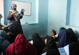 بانک انکشاف آسیایی(ADB): تنها ۲۹٫۸ درصد از زنان در افغانستان سواد خواندن و نوشتن را دارند