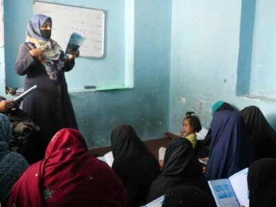 بانک انکشاف آسیایی(ADB): تنها ۲۹٫۸ درصد از زنان در افغانستان سواد خواندن و نوشتن را دارند