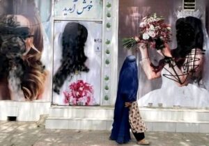ضرب الاجل طالبان برای مسدود سازی آرایشگاه ها؛ شماری از زنان آرایشگر درحال بستن آرایشگاه های شان هستند
