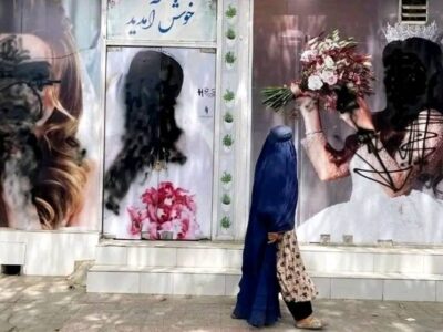 ضرب الاجل طالبان برای مسدود سازی آرایشگاه ها؛ شماری از زنان آرایشگر درحال بستن آرایشگاه های شان هستند