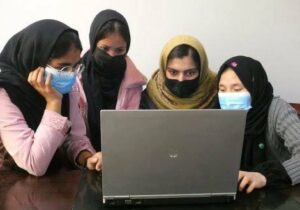 په افغانستان کې دنجونو په زده کړو بندیز څخه وروسته زیات شمېر نجونو آنلاین زده کړو ته مخه کړې ده