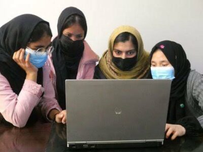 په افغانستان کې دنجونو په زده کړو بندیز څخه وروسته زیات شمېر نجونو آنلاین زده کړو ته مخه کړې ده