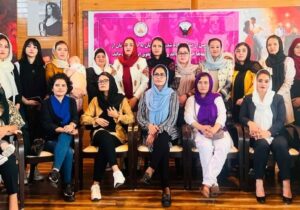 پاکستان کې مظاهره کوونکی ښځې: “نړۍ باید له طالبانو سره د خبرو لپاره د ډیموکراټیک نظام لپاره زمینه برابره کړی”
