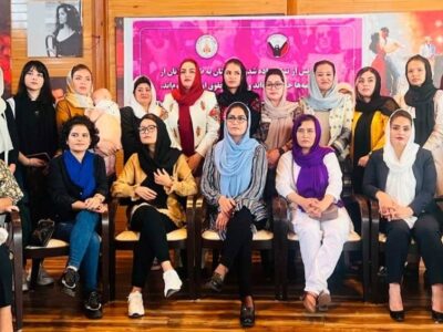 پاکستان کې مظاهره کوونکی ښځې: “نړۍ باید له طالبانو سره د خبرو لپاره د ډیموکراټیک نظام لپاره زمینه برابره کړی”