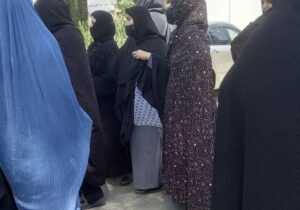 اعتراض زنان معترض در برابر کوچ اجباری ‌توسط طالبان در هرات