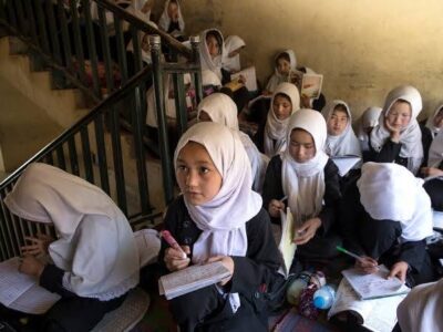 دستور جدید طالبان: دختران قد بلند و بالای ۱۰ سال نباید به مکتب بروند
