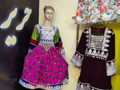 یک خبرنگار زن برای ۱۵ دختر محروم از تعلیم زمینه‌ی کار فراهم کرده است