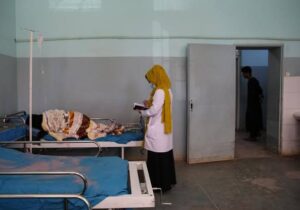 نگرانی دختران دانش‌آموخته‌ی دانشکده‌های طب از ممنوعیت آنان در آزمون شورای طبی افغانستان