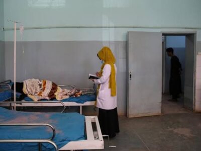 نگرانی دختران دانش‌آموخته‌ی دانشکده‌های طب از ممنوعیت آنان در آزمون شورای طبی افغانستان