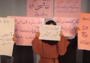 دختران معترض: «آموزش حق ماست، اجازه دهید دختران افغانستان بیاموزند»