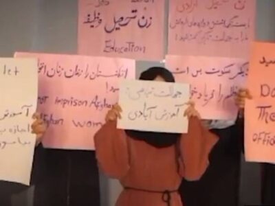 دختران معترض: «آموزش حق ماست، اجازه دهید دختران افغانستان بیاموزند»