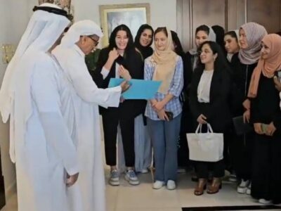 میلیاردر اماراتی با دانش‌جویان دختر اهل افغانستان دیدار کرد