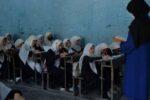 گرامیداشت از روز جهانی معلم؛ وضعیت دشوار معلمان زن در افغانستان