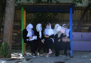 طالبان پوشیدن چادر سیاه را یکی از شرایط رفتن دختران به کورس‌های آموزشی تعیین کردند
