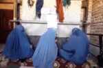 حرکت اعتراضی زنان محروم از کار با پوشیدن چادر برقع در برابر وضع محدودیت‌ها علیه زنان از سوی طالبان
