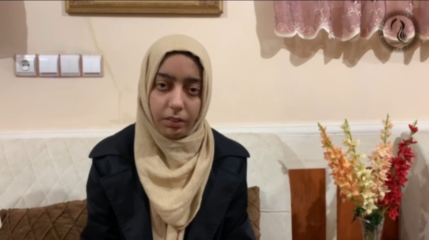 مصاحبه با افسون رمضانی، دختری که با وجود مریضی اختلال عضلاتی، کتاب می‌نویسد و تا اکنون از خود هفت اثر بجای گذاشته است.