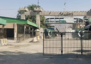 تورخم دروازه پاکستانی لوری د افغان ناروغانو پر مخ تړلې