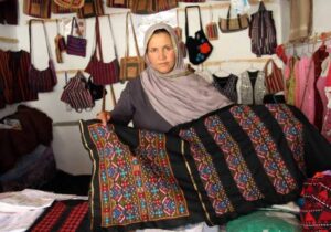 تلاش‌ها برای بازاریابی تولیدات محلی زنان بامیانی در بیرون از کشور