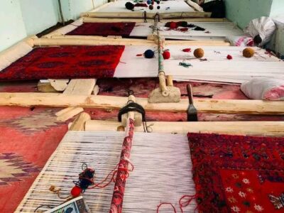 ایجاد گارگاه آموزشی قالین‌بافی توسط یک زن در ولایت تخار