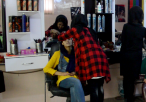 زمستان دشوار و چالش‌های زنان آرایشگر پس از بسته‌ شدن آرایشگاه‌ها در ولایت بلخ   