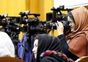 وضعیت رسانه‌ها و خبرنگاران زن قبل و بعد از حاکمیت طالبان