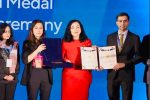 اهدا مدال شجاعت ریاست جمهوری کوزوو به زنان معترض افغانستان