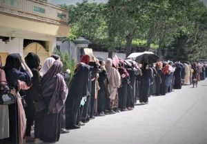 هجوم صدها تن در صف پاسپورت شهر کابل