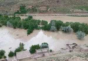 جاری شدن سیلاب‌ در اثر بارنده‌گی شدید در ولایت غور